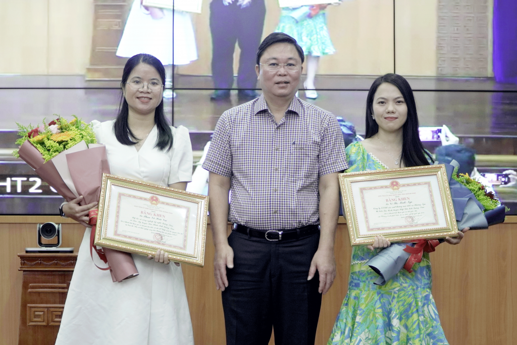 Chủ tịch UBND tỉnh Lê Trí Thanh tặng bằng khen cho các cá nhân có giải quốc gia. (Ảnh: PHAN VINH)