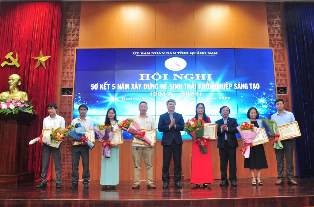 Phó Chủ tịch UBND tỉnh Hồ Quang Bửu trao Bằng khen các tập thể có thành tích xuất sắc trong xây dựng HSTKN Quảng Nam giai đoạn 2017 - 2021
