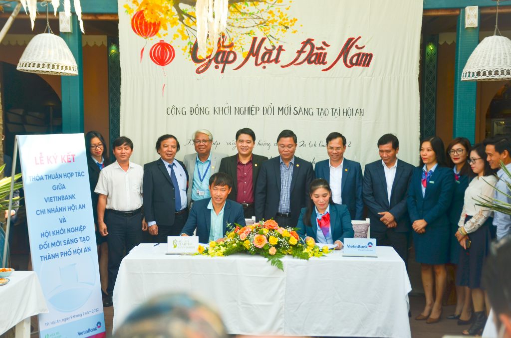 Đại diện ngân hàng Viettin Bank chi nhánh Quảng Nam ký hợp tác tạo điều kiện vay vốn cho các startup trong cộng đồng khởi nghiệp Hội An
