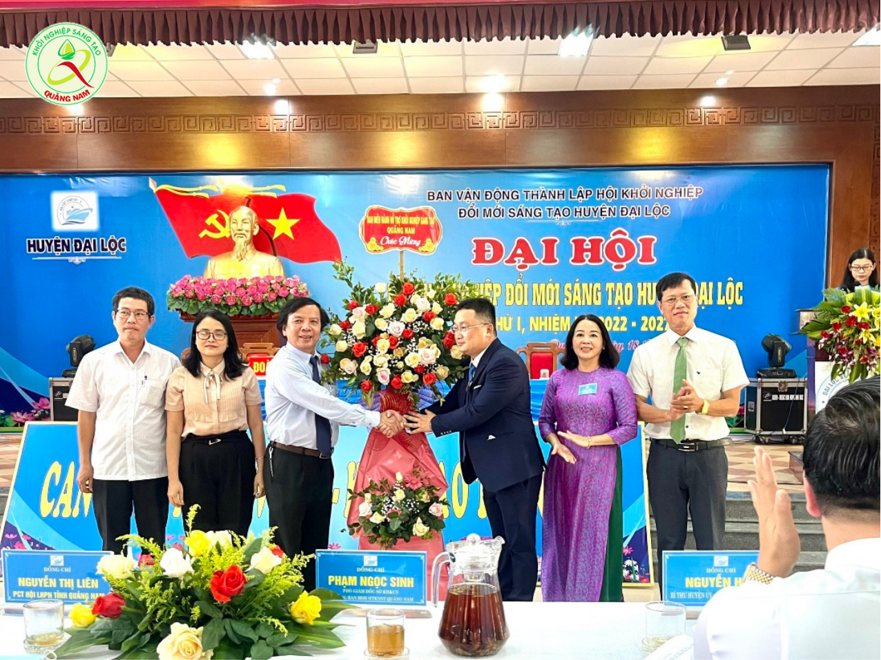 Ông Phạm Ngọc Sinh – Phó Giám đốc Sở Khoa học và Công nghệ, Trưởng Ban  điều hành hỗ trợ khởi nghiệp sáng tạo tỉnh tặng hoa chúc mừng Đại hội