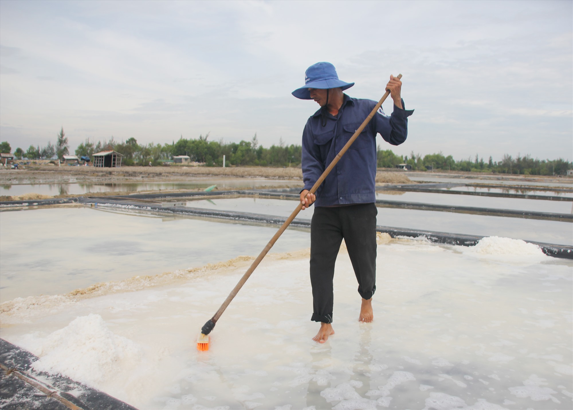 Quảng Nam được biết đến là vùng đất trăm nghề, là nơi phát triển giao thương mạnh mẽ trong quá khứ. Nhiều làng nghề truyền thống đang được bảo tồn và phát huy. 