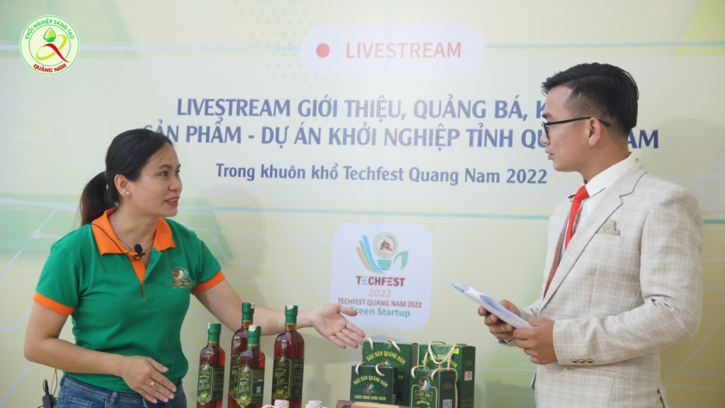 Đại diện thương hiệu nước mắm Ngọc Lan đang giới thiệu sản phẩm thông qua chương trình livestream giới thiệu, quảng bá, kết nối sản phẩm - dự án khởi nghiệp tỉnh Quảng Nam.