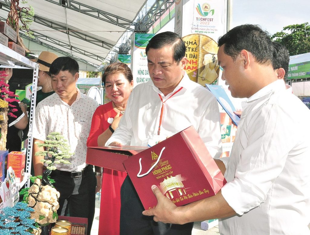 Lãnh đạo tỉnh, bộ ngành Trung ương tham quan các gian hàng khởi nghiệp sáng tạo tại Techfest Quang Nam 2022. Ảnh: PV