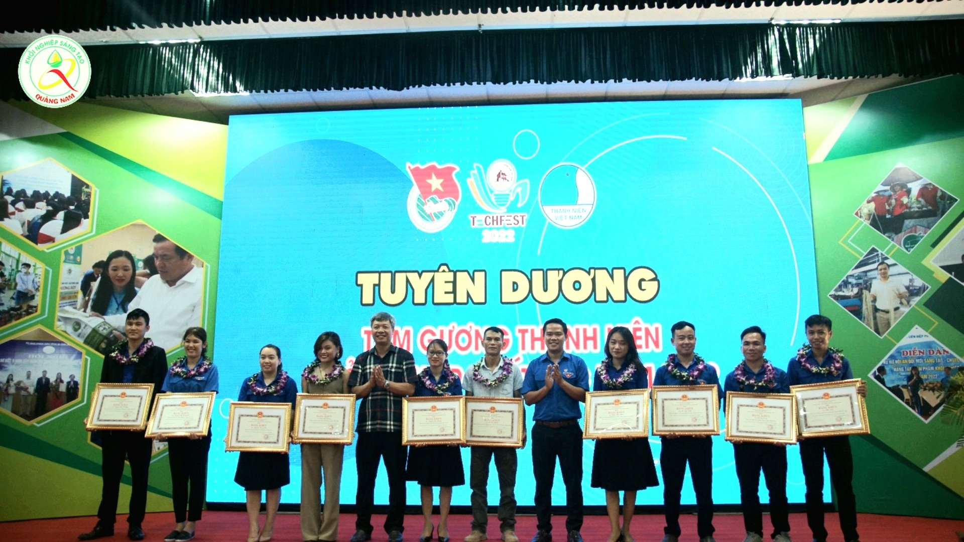 Đồng chí Hồ Quang Bửu – Phó Chủ tịch UBND tỉnh  tuyên dương, trao thưởng cho thanh niên khởi nghiệp tiêu biểu