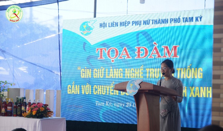 Bà Nguyễn Thị Kim Yển - Chủ tịch Hội LHPN thành phố Tam Kỳ phát biểu tại chương trình tọa đàm.