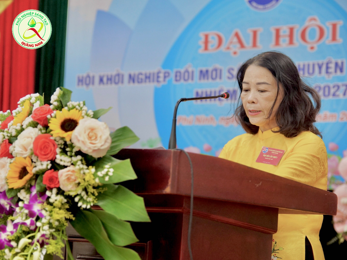 Bà Nguyễn Thị Liên - Phó Chủ tịch Hội liên hiệp phụ nữ tỉnh, Phó Ban Điều hành Hỗ trợ Khởi nghiệp sáng tạo tỉnh Quảng Nam phát biểu tại Đại hội