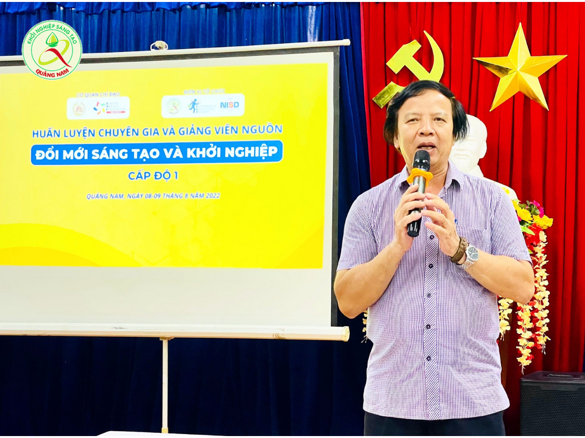 Ông Phạm Ngọc Sinh – Phó Giám đốc Sở Khoa học & Công Nghệ, Trưởng Ban Điều hành Hỗ trợ khởi nghiệp sáng tạo tỉnh chia sẻ trong khóa huấn luyện.