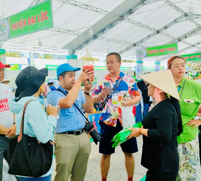 Khách du lịch Hàn Quốc đang tìm hiểu sản phẩm của Chị Nguyễn Thị Hồng Vân.