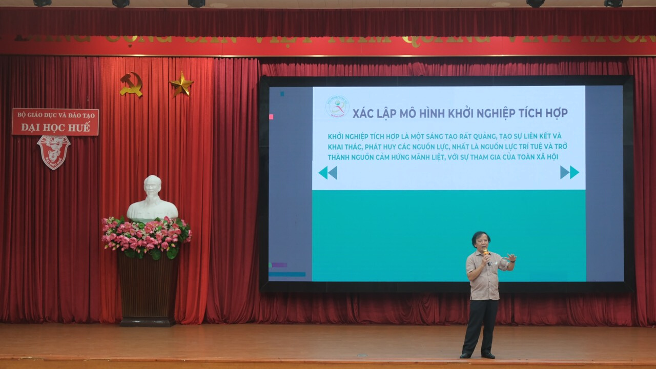 Ông Phạm Ngọc Sinh, Phó Giám đốc Sở Khoa học và Công nghệ, Trưởng Ban điều hành hỗ trợ khởi nghiệp sáng tạo tỉnh Quảng Nam chia sẻ tại chương trình