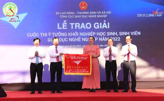 PGS-TS. Vũ Thị Phương Anh - Hiệu trưởng Trường Cao đẳng Quảng Nam nhận cờ đăng cai tổ chức Startup Kite 2023