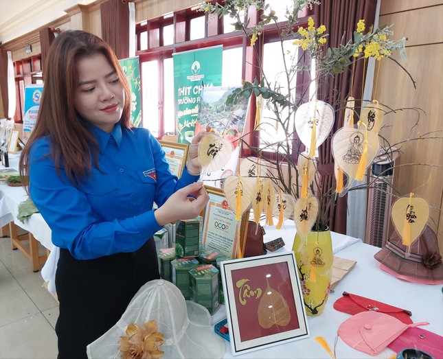 Dự án “Lá khô handmade” của Nguyễn Như Sinh được đặc cách công nhận dự án khởi nghiệp sáng tạo 2022