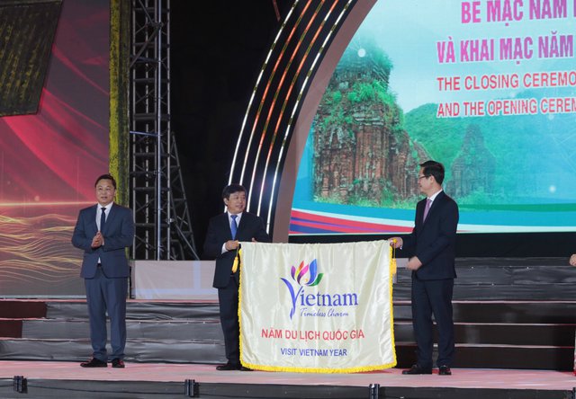 Quảng Nam trao Cờ đăng cai cho đại diện tỉnh Bình Thuận