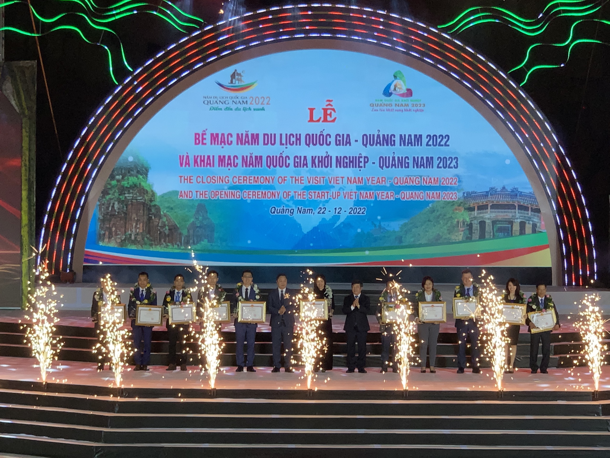 Trao tặng Bằng khen của Chủ tịch UBND tỉnh Quảng Nam cho các nhà tài trợ Năm du lịch quốc gia 2022