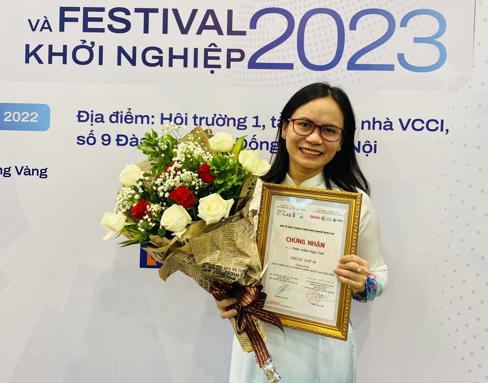Bà Lê Thị Ngọc Tầm cùng chứng nhận nước mắm Ngọc Lan thuộc top 10 Chương trình phát triển dự án khởi nghiệp quốc gia năm 2022