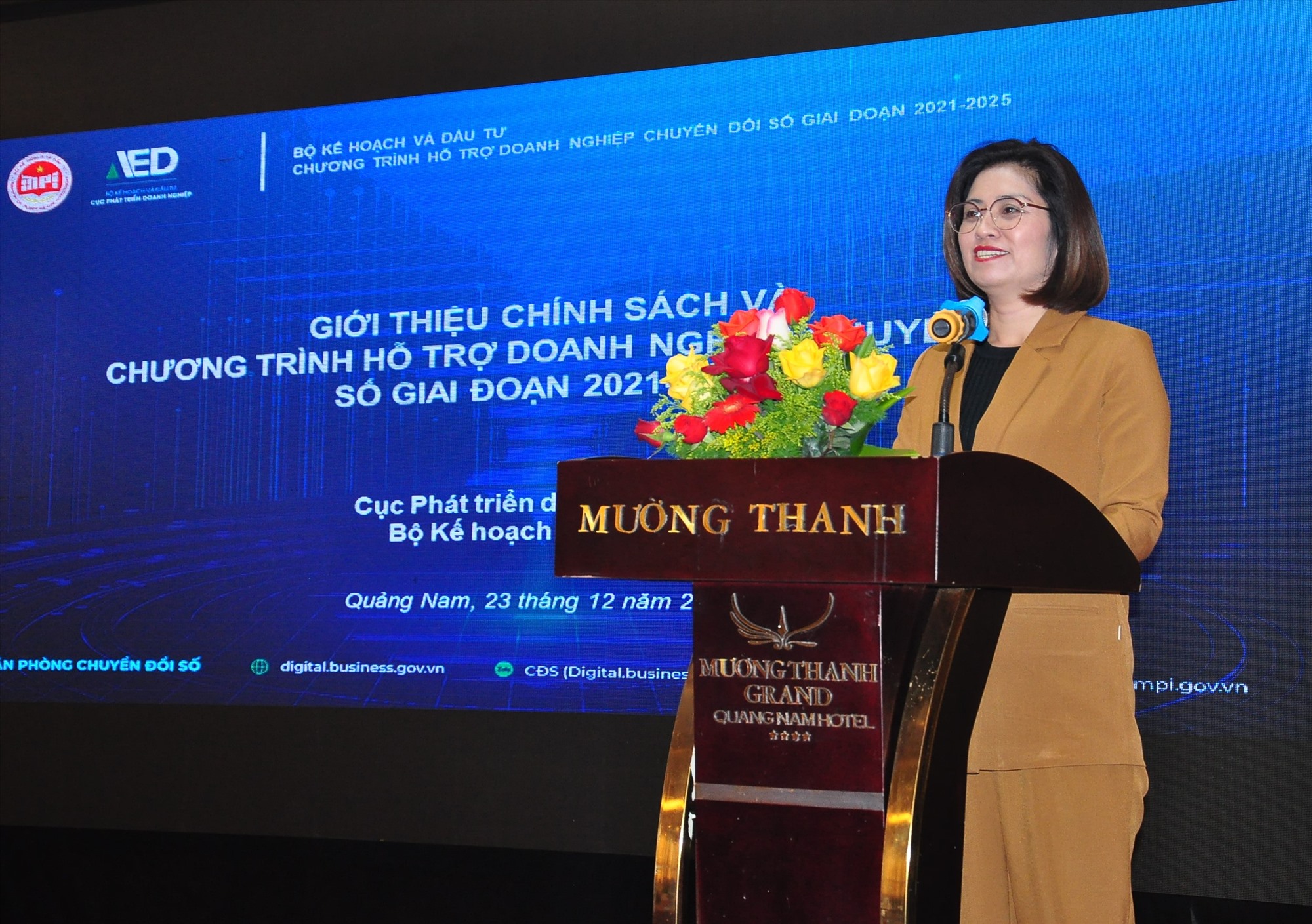 Bà Trịnh Thị Hương – Phó Cục trưởng Cục phát triển doanh nghiệp, Bộ Kế hoạch và đầu tư phát biểu tại diễn đàn