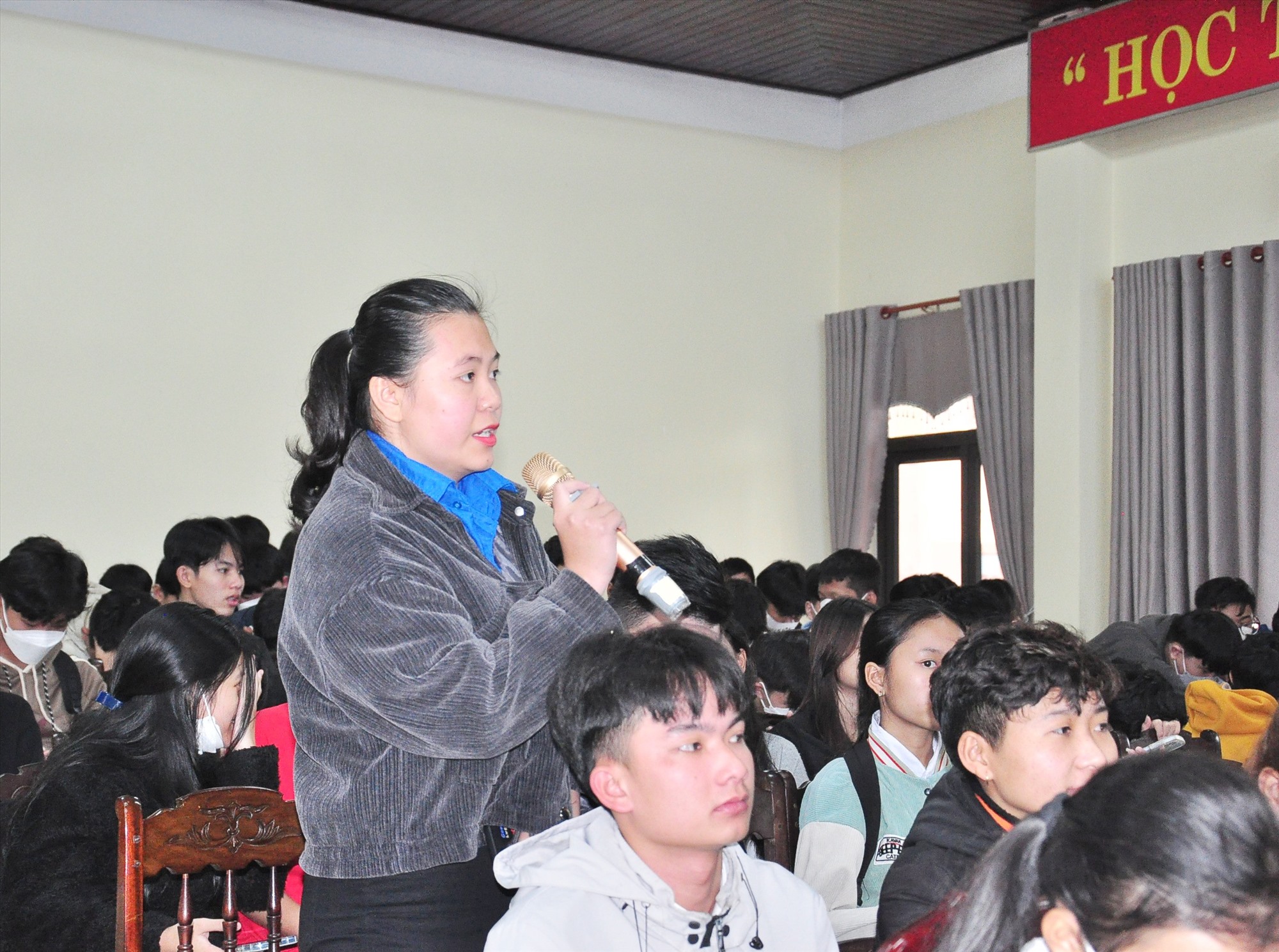 Bạn Mai Diệp Hương Sen, sinh viên năm cuối ngành Dịch vụ thú y, Trường Cao đẳng Quảng Nam đặt câu hỏi giao lưu với các diễn giả. Ảnh: VINH ANH