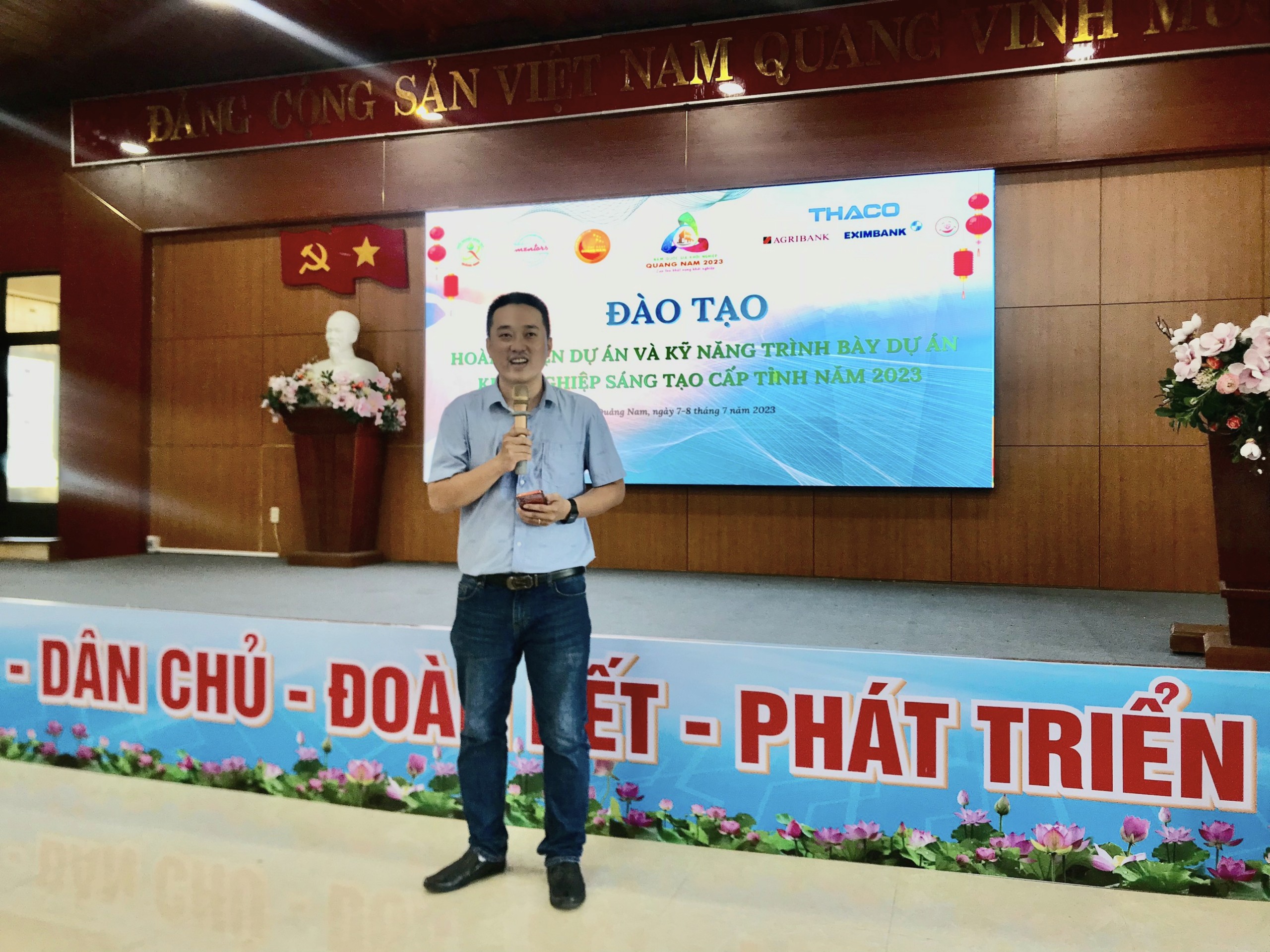 Ông Nguyễn Bão Quốc - thành viên Hội đồng cố vấn khởi nghiệp ĐMST tỉnh Quảng Nam chia sẻ tại lớp đào tạo